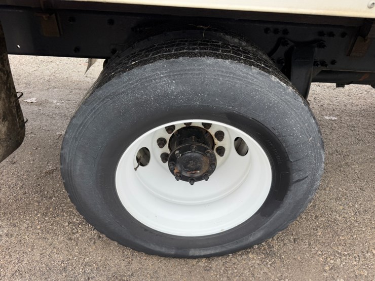 2018-freightliner-m2-106-image-9