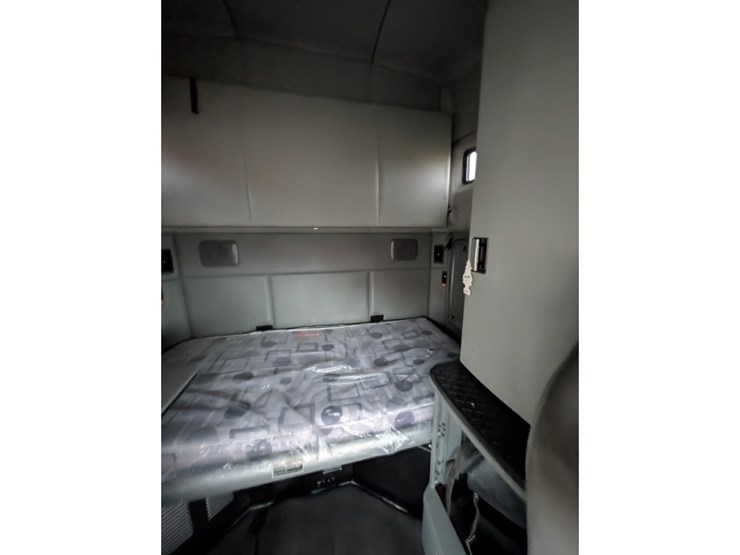 2019-kenworth-t680-image-22