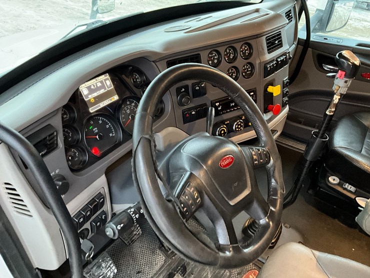 2015-peterbilt-579-image-23
