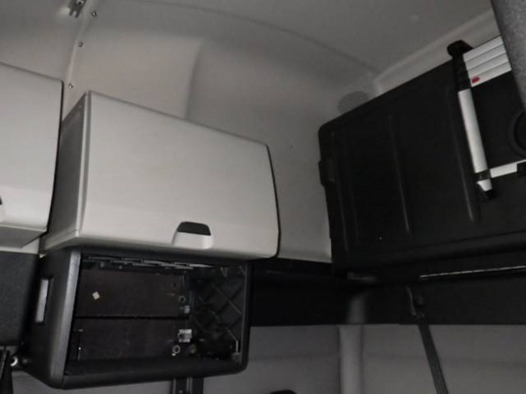 2019-freightliner-cascadia-126-image-27