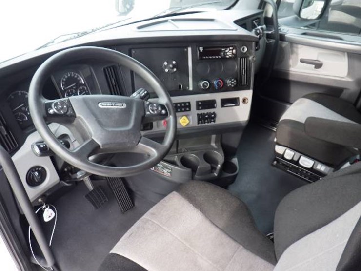 freightliner-cascadia-126-image-18