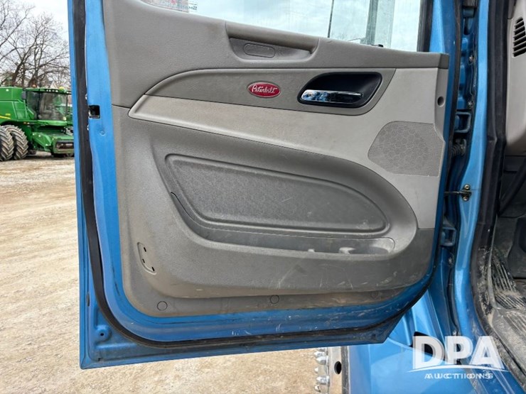 peterbilt-579-image-66