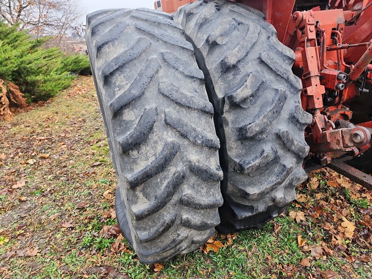 1976-ih-1066-diesel-tractor-image-24