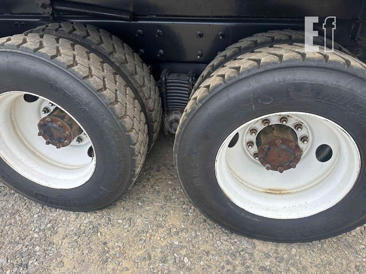 2017-mack-granite-gu713-image-13