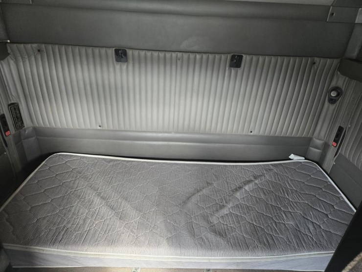 2013-kenworth-t660-image-45