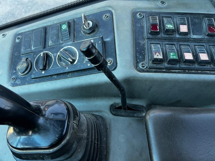 2011-deere-204k-image-25