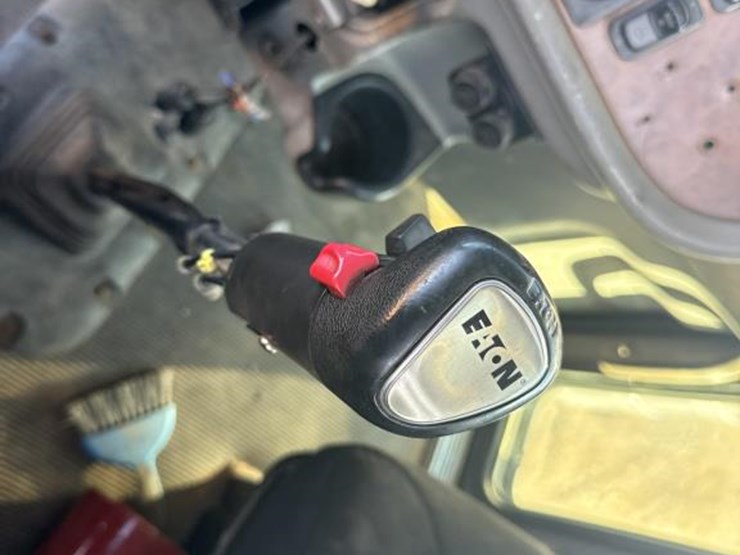 2008-peterbilt-388-image-21