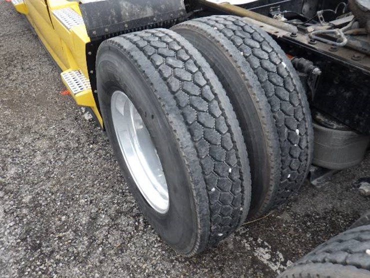 2017-volvo-vnl780-image-14