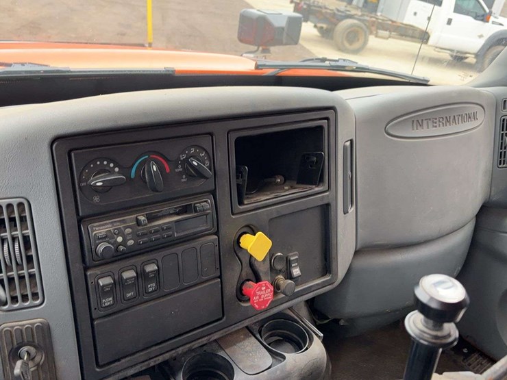 2004-international-7400-image-40
