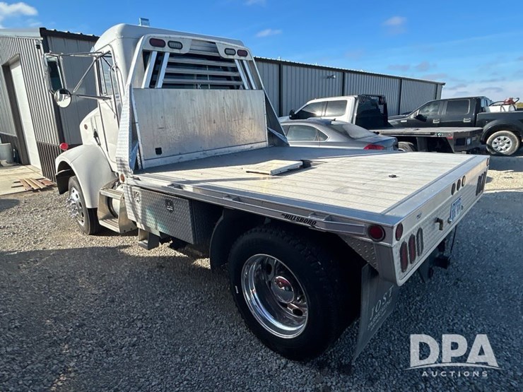 peterbilt-330-image-8