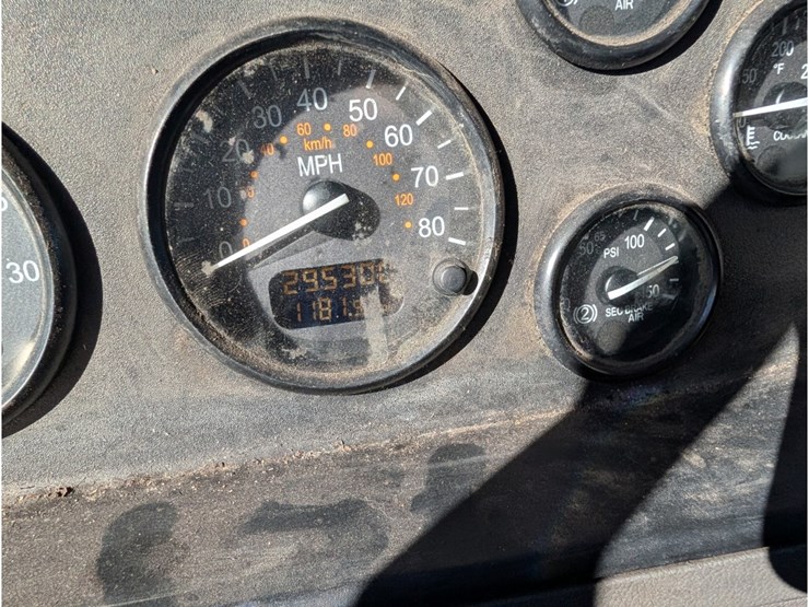 2017-peterbilt-337-image-25