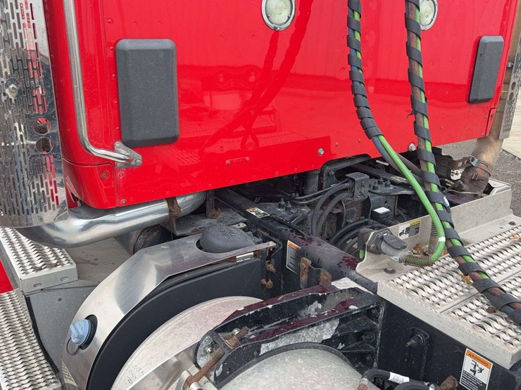 2018-peterbilt-579-image-18