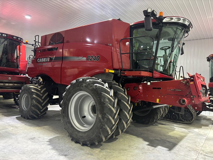 case-ih-8240-image-1