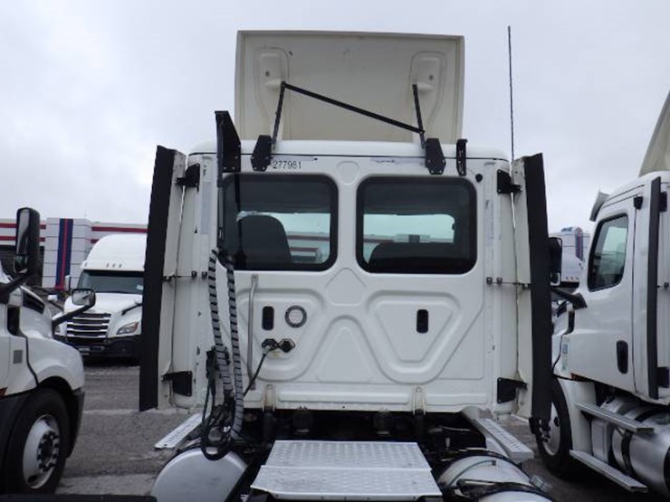 2018-freightliner-cascadia-126-image-11