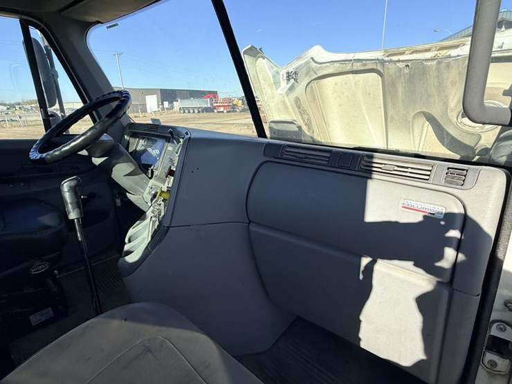 2007-freightliner-columbia-120-image-67