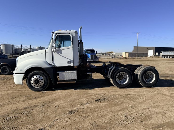 2007-freightliner-columbia-120-image-3