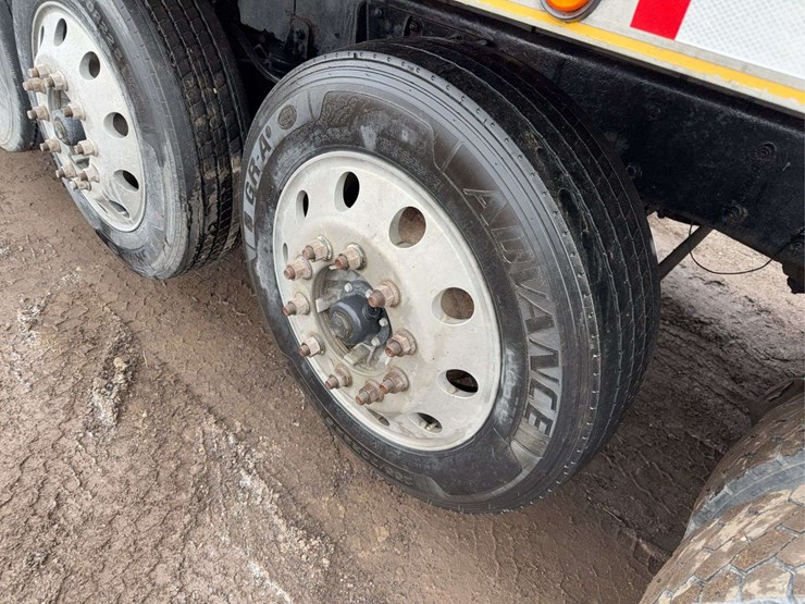 2010-kenworth-t800-image-10