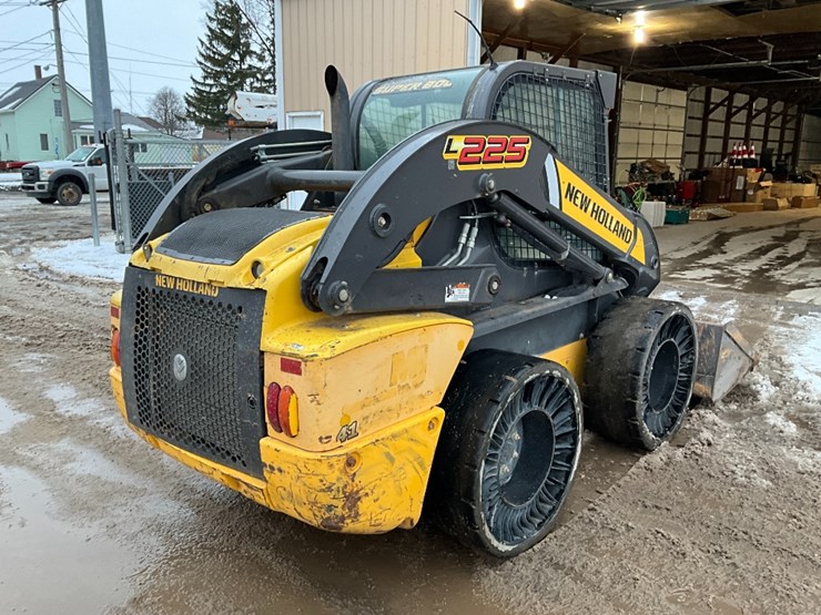new-holland-l225-image-8