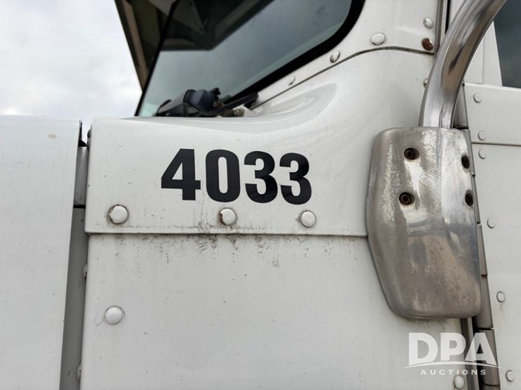 peterbilt-378-image-36