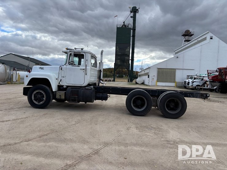 1985-mack-r686st-image-14