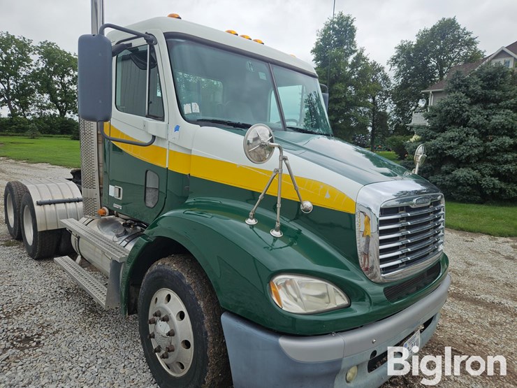 2009-freightliner-columbia-112-image-12