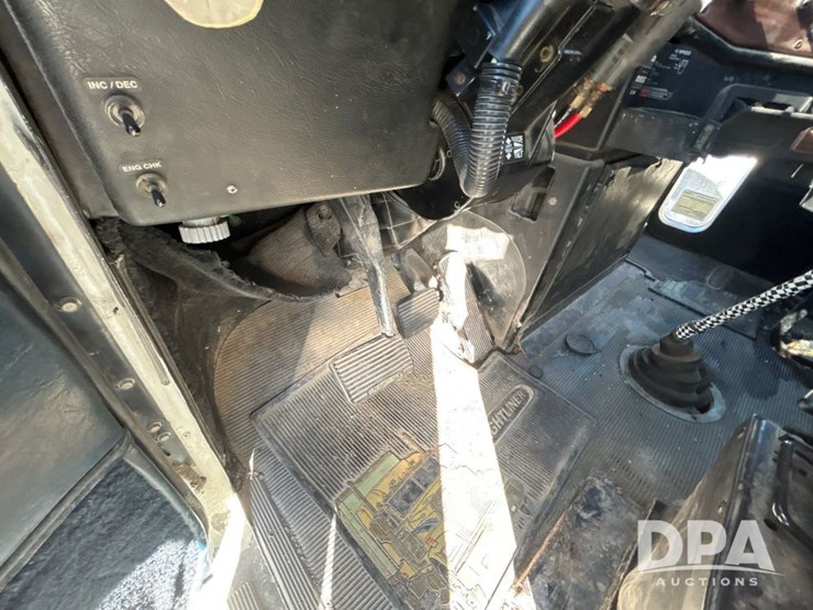 1996-freightliner-fld120-image-56