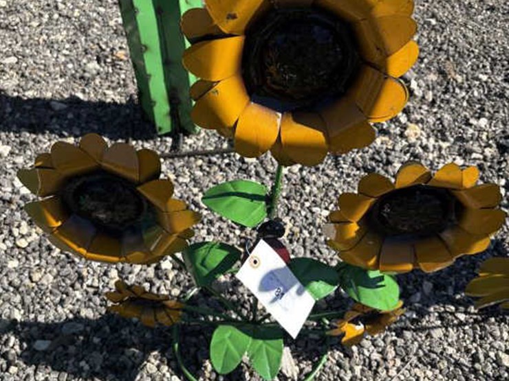 #81-•-metal-art--sunflower-w/-ladybug-image-1