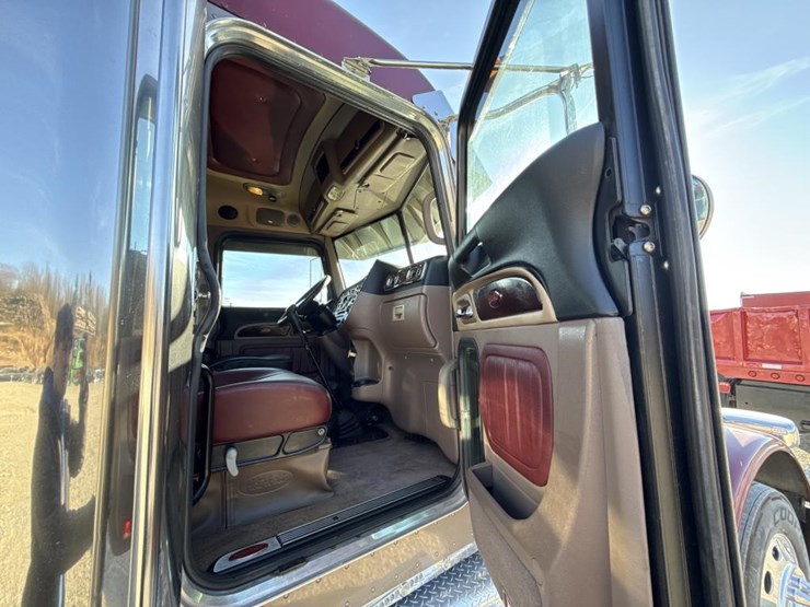 2012-peterbilt-389-image-74