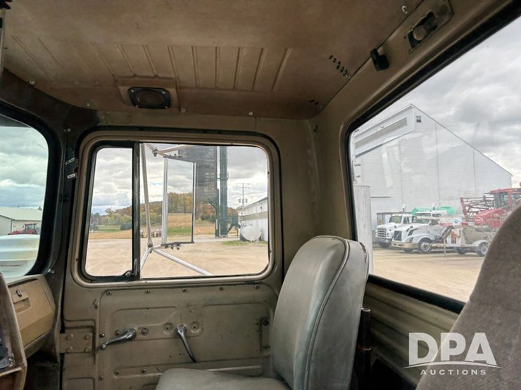 1985-mack-r686st-image-53