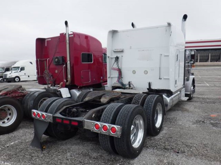 peterbilt-389-image-11