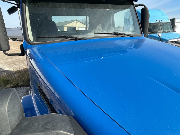 #202-•-2015-volvo-semi-tractor-(has-wi-title)-(denmark,-wi)-image-11