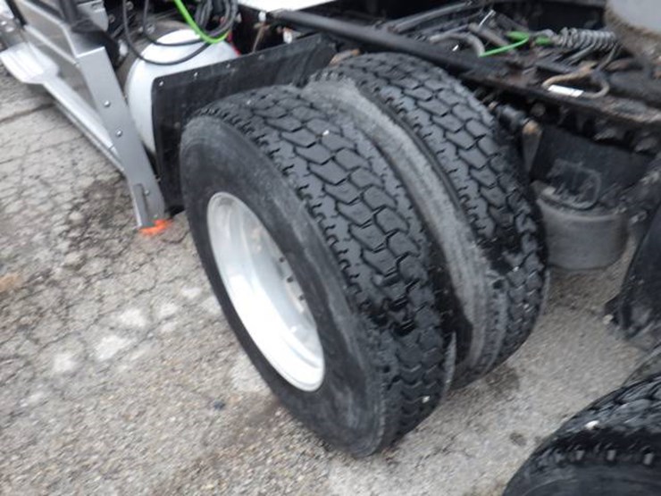 2019-freightliner-cascadia-126-image-17