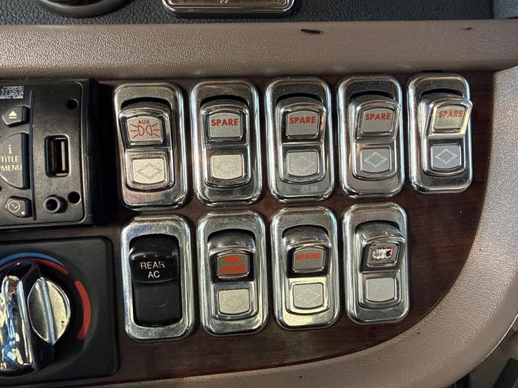 2012-peterbilt-389-image-76