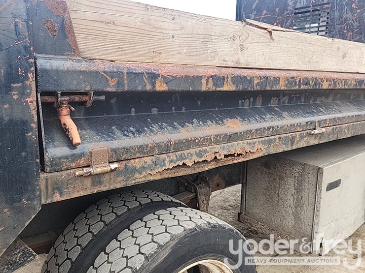 2001-freightliner-fl60-image-25