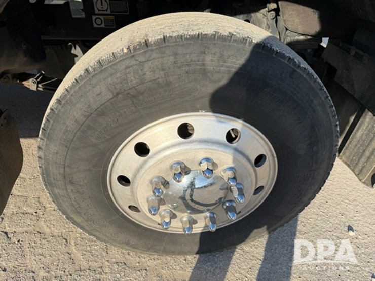 peterbilt-567-image-41