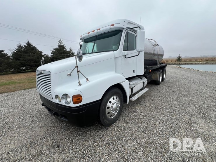 1999-freightliner-flc120-image-17