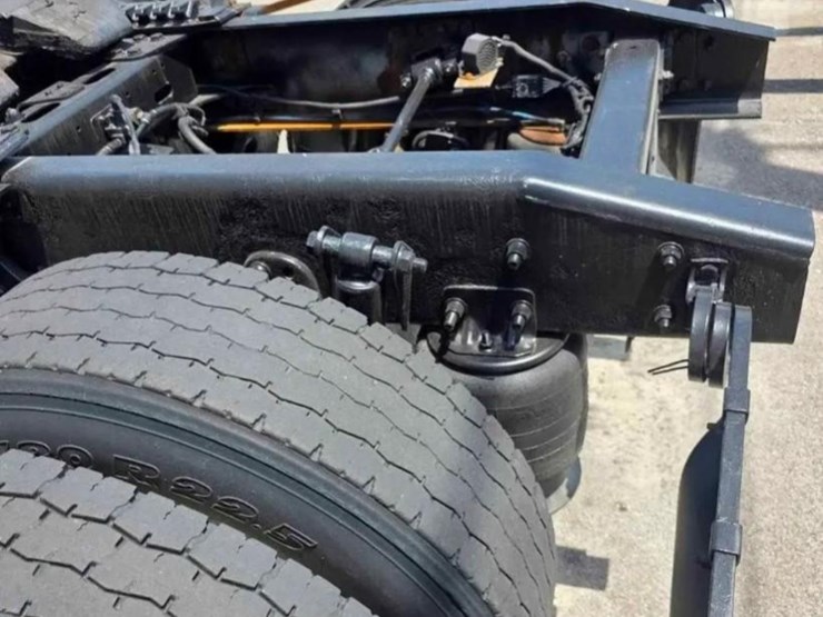 2009-freightliner-cascadia-125-image-4