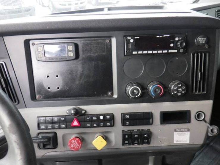 freightliner-cascadia-126-image-21