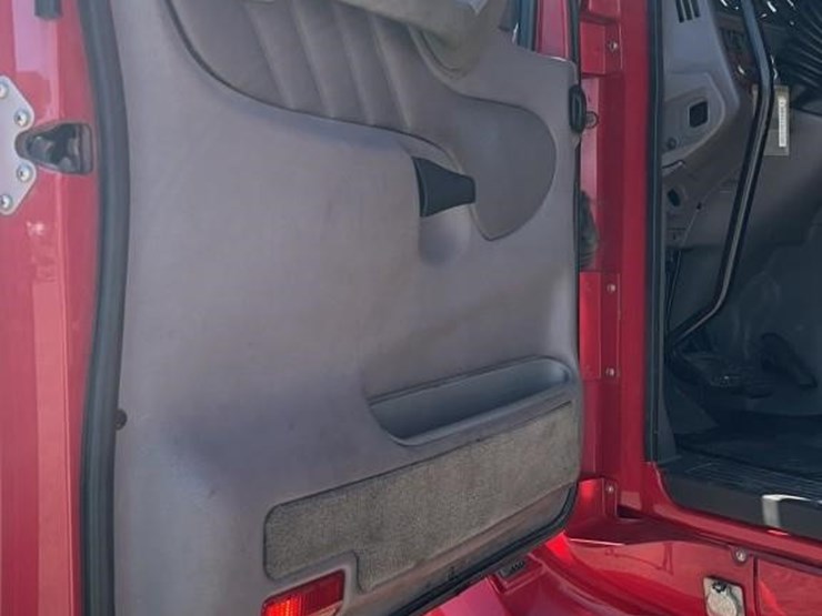 2012-peterbilt-587-image-16