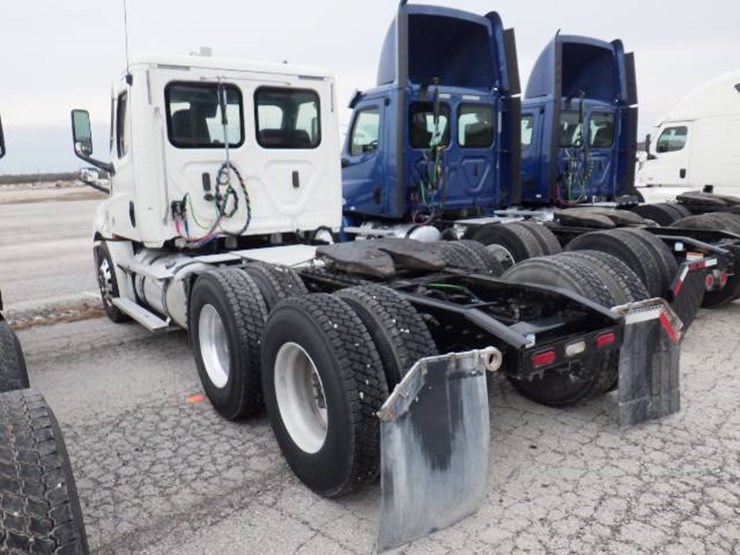 freightliner-cascadia-126-image-10