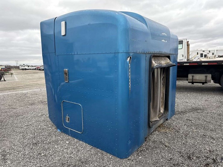 1993-peterbilt-379-image-2