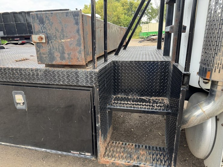 peterbilt-330-image-37