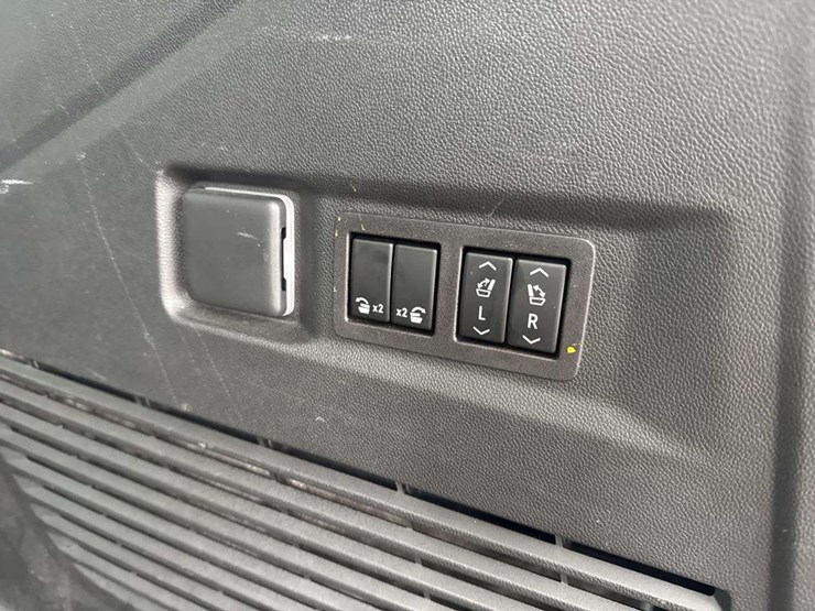 2023-gmc-yukon-denali-image-13