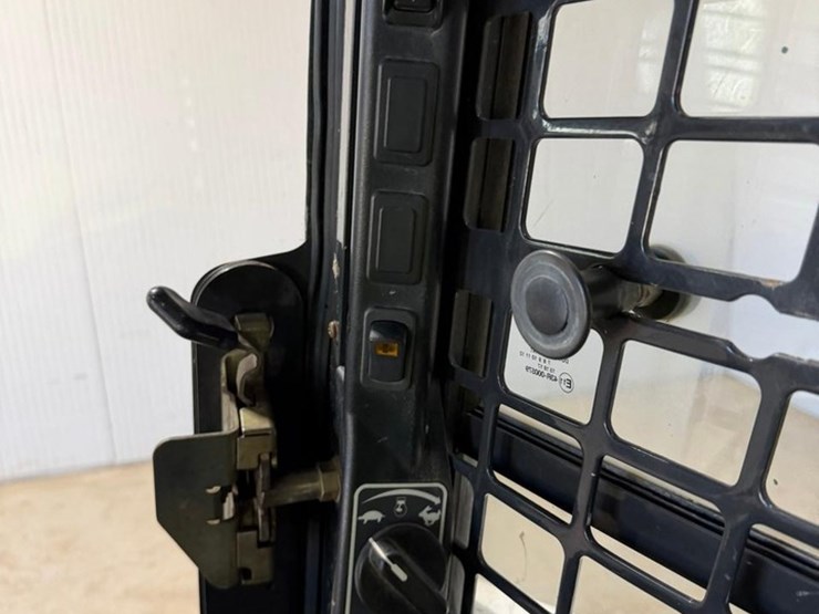 2014-bobcat-s850-image-26