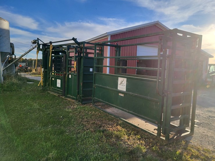 arrow-farmquip-8400-q-catch-cattle-squeeze-chute-w/alley-way---like-new-image-22