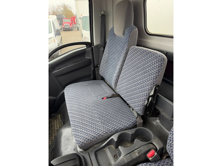 2023-isuzu-npr-image-15