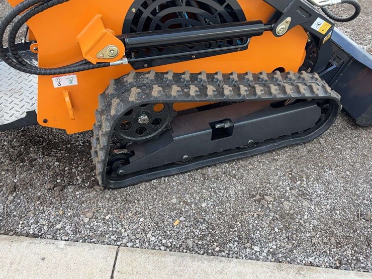 landhero-mini-stand-on-skid-loader-image-7