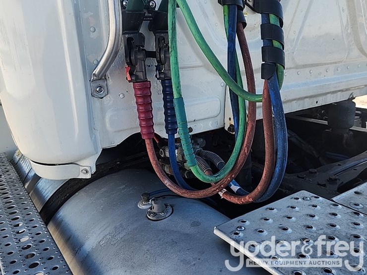 2018-freightliner-cascadia-125-image-25