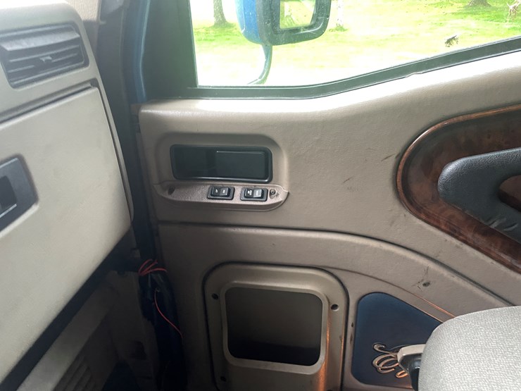 #210-•-2009-international-eagle-semi-tractor-(fall-creek,-wi)-(has-wi-title)-image-37