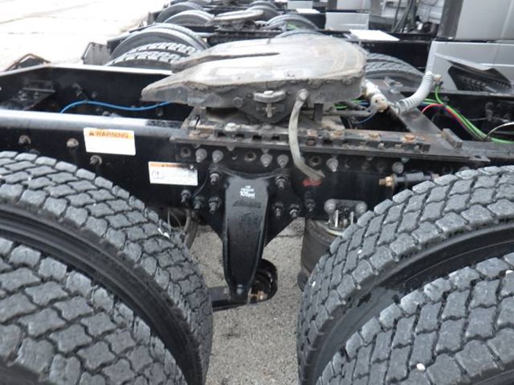 2019-freightliner-cascadia-126-image-7